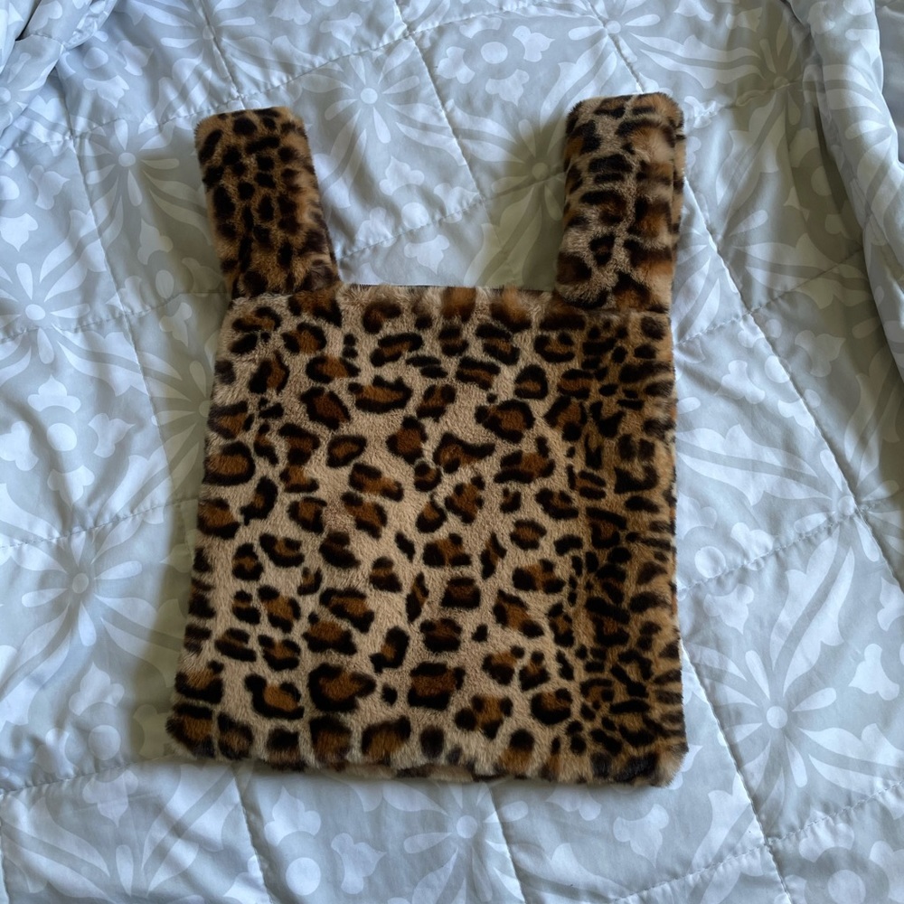 Fluffy leopard tote bag